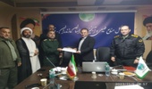 اهدای لوح تقدیر معاون هماهنگ کننده قرارگاه مرکزی جهادسازندگی و محرومیت زدایی سپاه و فرماندهی سپاه پاسداران استان به مدیر کل منابع طبیعی 