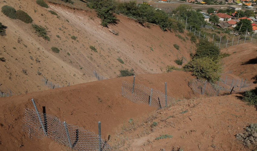 بند سبك فلزي آبخيزداري در روستاي لاشك كجور اجراء شد 