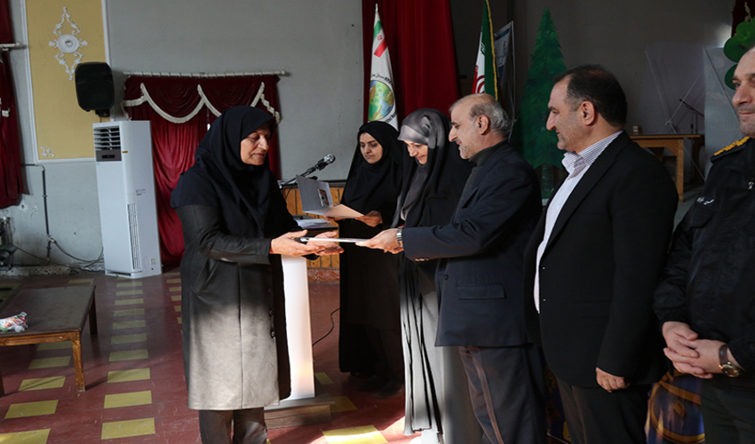 تجلیل از بانوان اداره کل  به مناسبت روز مادر و زن 