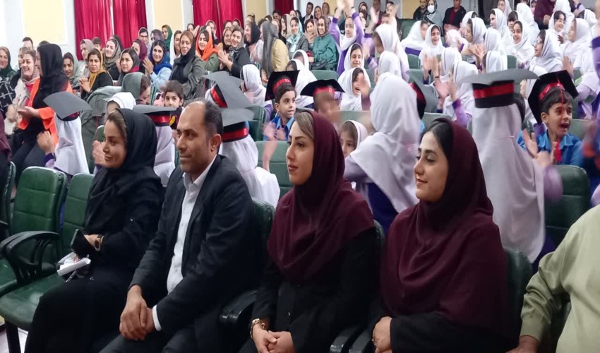 اهداء کارت عضویت همیار طبیعت به دانش آموزان نخبه  نوشهری