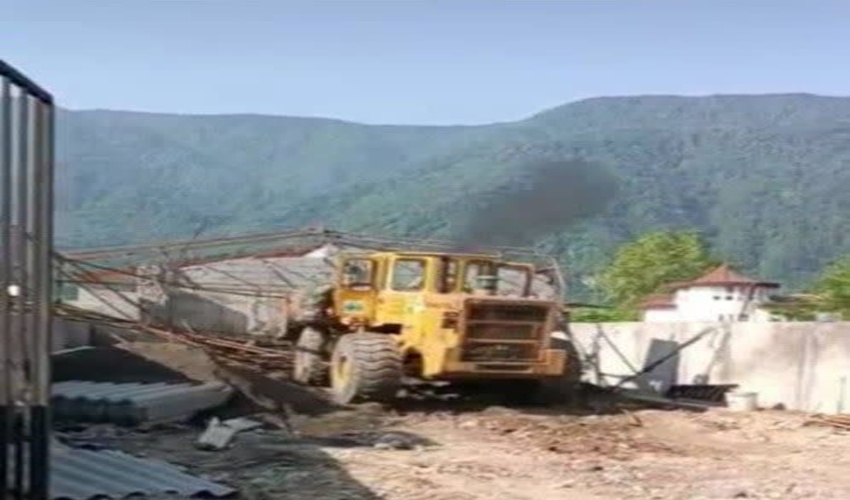 تخریب یک دستگاه ساختمان در اراضی ملی نوشهر