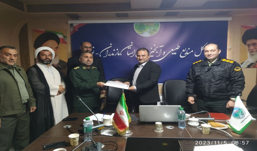 اهدای لوح تقدیر معاون هماهنگ کننده قرارگاه مرکزی جهادسازندگی و محرومیت زدایی سپاه و فرماندهی سپاه پاسداران استان به مدیر کل منابع طبیعی 