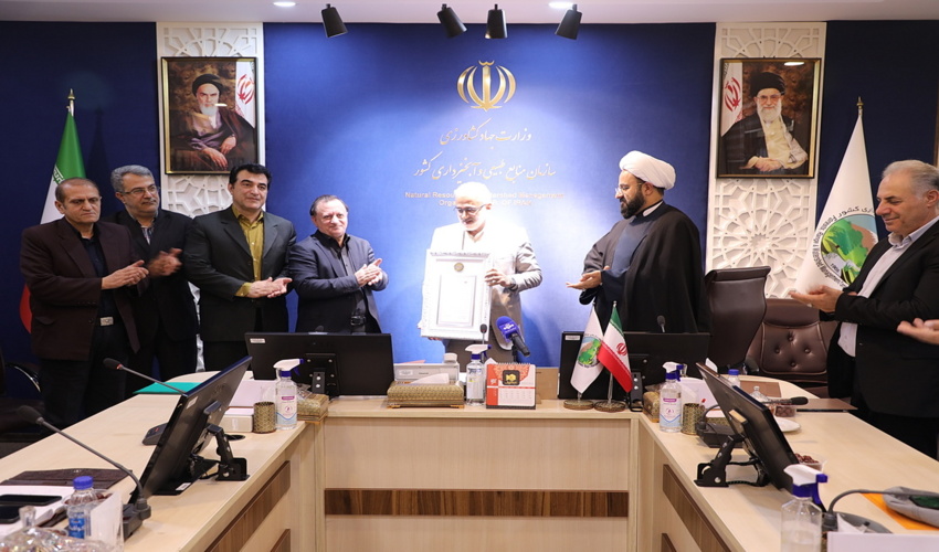 اهدای "نشان مدیر ارشد ارتباط گستر" به رئیس سازمان منابع طبیعی و آبخیزداری کشور