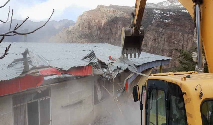 تخریب ساخت و ساز های غیر مجاز در اراضی ملی چالوس