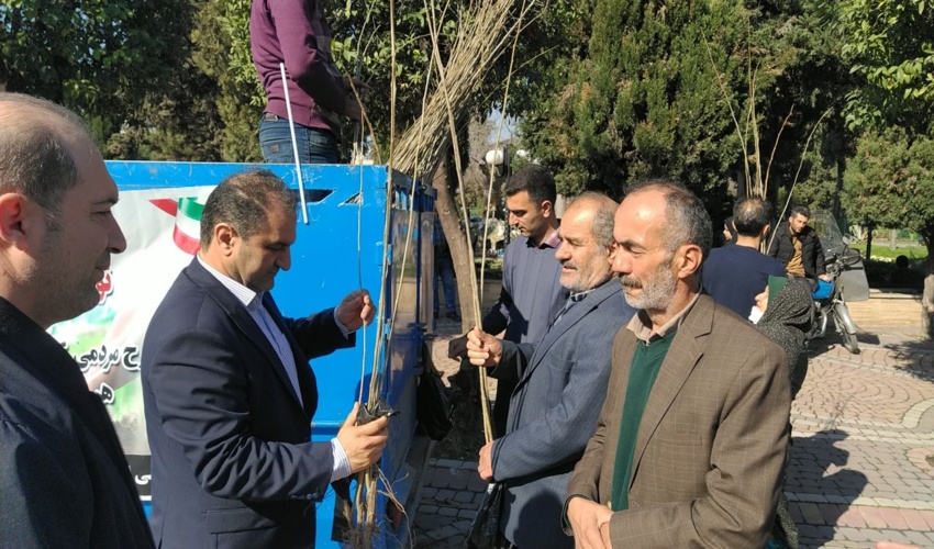 گزارش تصویری :  نوشهر / توزیع نهال‌ در مسیر راهپیمایی ۲۲ بهمن‌
