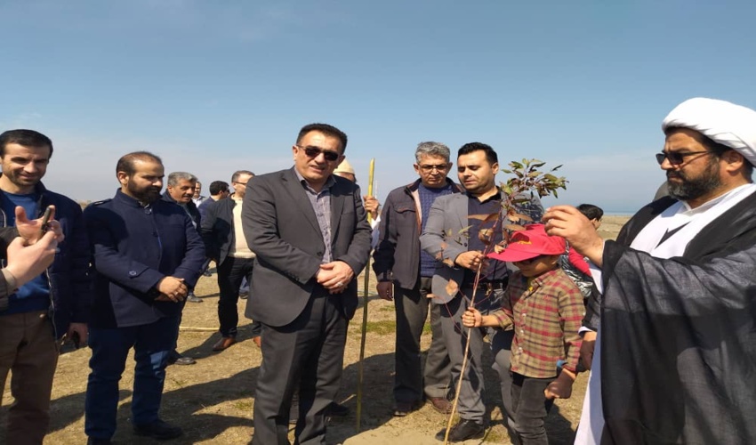 مراسم کاشت نهال با حضور دانش آموزان مدرسه شهید سلطانمحمدی شهرستان نوشهر