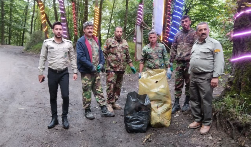 گزارش تصویری از پاکسازی زباله ها در محور جاده جنگلی کلاردشت به عباس آباد