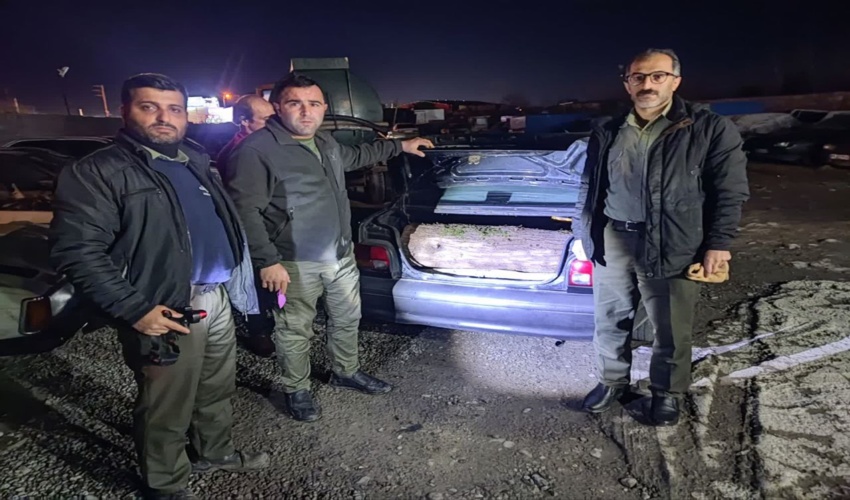 توقیف دو دستگاه خودروی سواری حامل چوب جنگلی قاچاق در شهرستان تنکابن