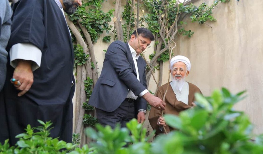 حضرت آیت الله العظمی جوادی آملی، همزمان با هفته منابع طبیعی و ایام درختکاری، طی مراسمی با حضور دکتر علی تیموری؛ رییس سازمان منابع طبیعی و آبخیزداری کش